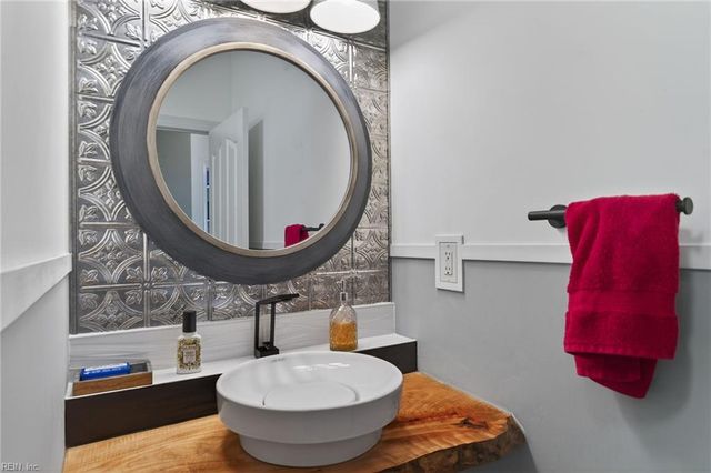 1327 Laurel Ridge LN, Chesapeake, VA 23322