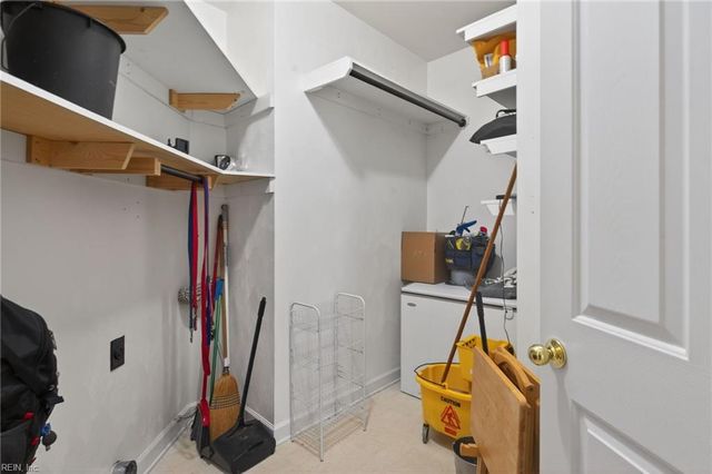 1327 Laurel Ridge LN, Chesapeake, VA 23322