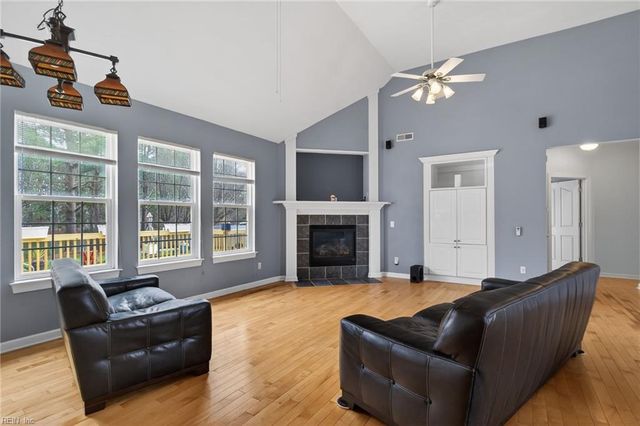 1327 Laurel Ridge LN, Chesapeake, VA 23322