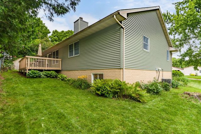 220 Benton Street, Le Claire, IA 52753