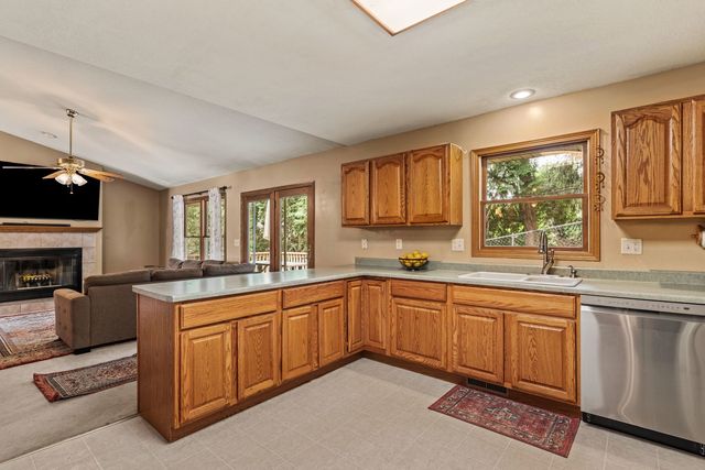 220 Benton Street, Le Claire, IA 52753