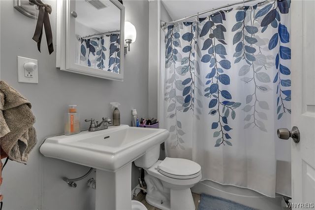 73 Columbia Parkway, West Seneca, NY 14224