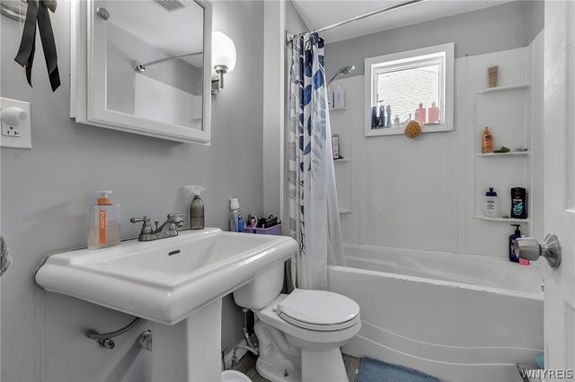 73 Columbia Parkway, West Seneca, NY 14224