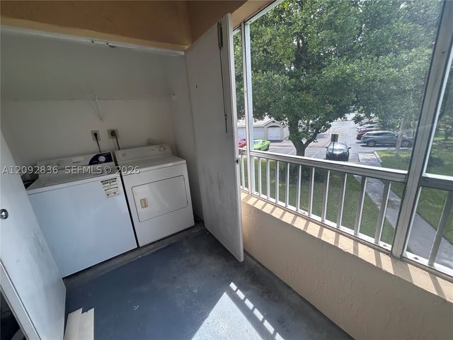 2890 N Oakland Forest Dr 202, Oakland Park, FL 33309
