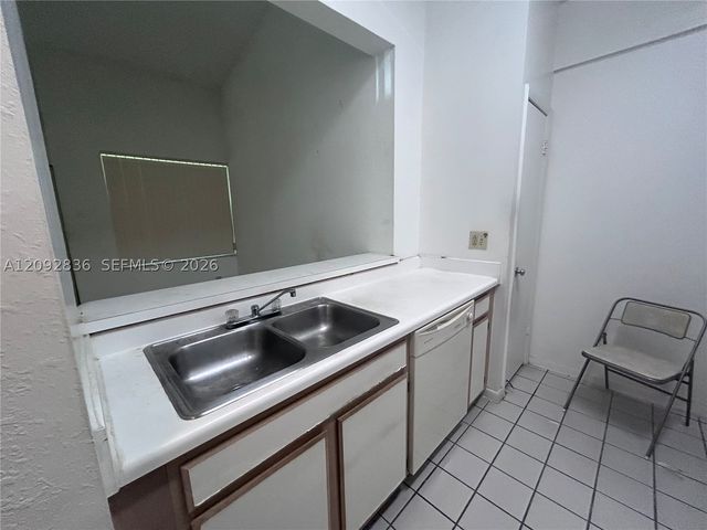 2890 N Oakland Forest Dr 202, Oakland Park, FL 33309