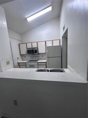 2890 N Oakland Forest Dr 202, Oakland Park, FL 33309