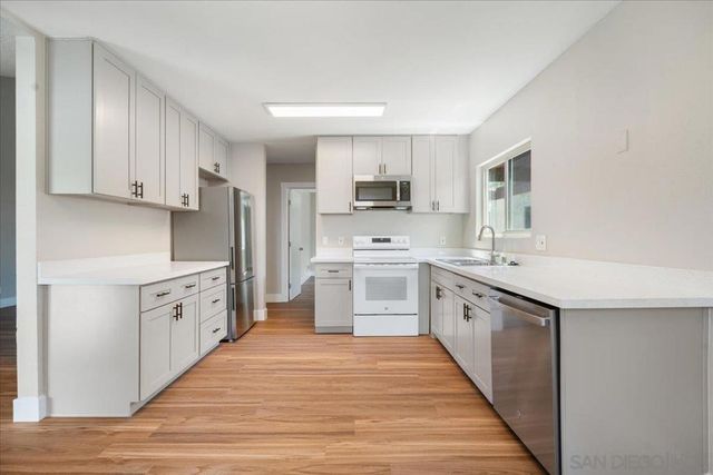 5473 Adobe Falls 9, San Diego, CA 92120