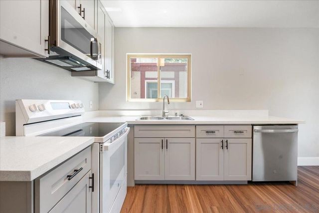5473 Adobe Falls 9, San Diego, CA 92120