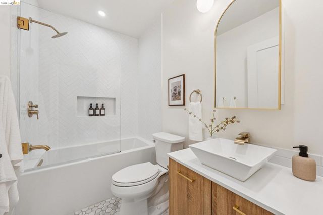 4630 EDGEWOOD AVENUE, Oakland, CA 94602