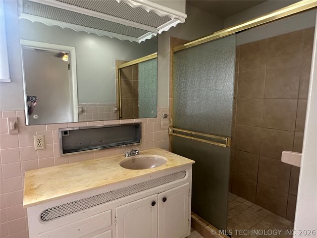 809 W Moore Street, Henryetta, OK 74437