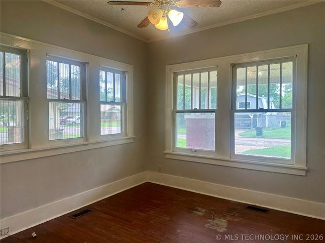 809 W Moore Street, Henryetta, OK 74437