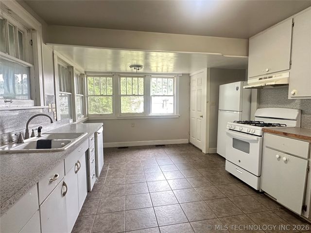 809 W Moore Street, Henryetta, OK 74437