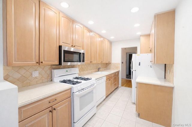 209-25 18th Ave 4C, Bayside, NY 11360