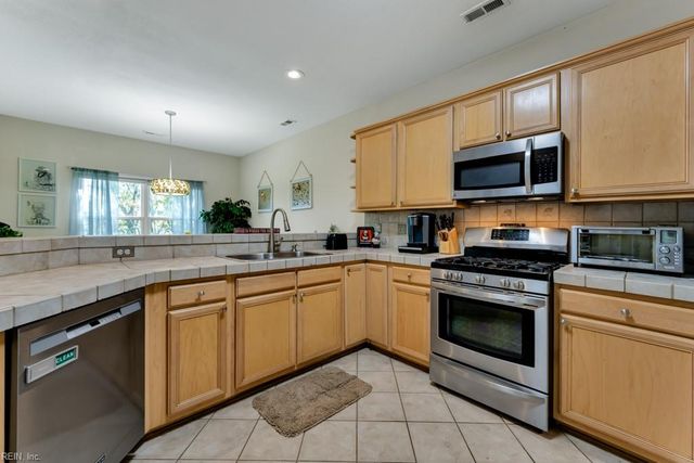 2400 Courtyard LN, Virginia Beach, VA 23455