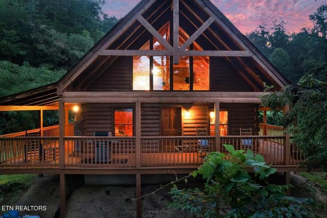 4255 New Pioneer Tr, Pigeon Forge, TN 37863