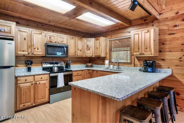 4255 New Pioneer Tr, Pigeon Forge, TN 37863