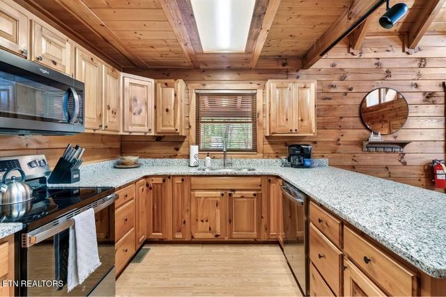 4255 New Pioneer Tr, Pigeon Forge, TN 37863