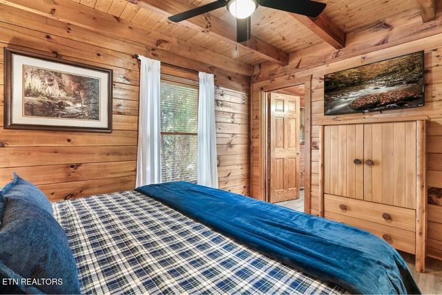 4255 New Pioneer Tr, Pigeon Forge, TN 37863
