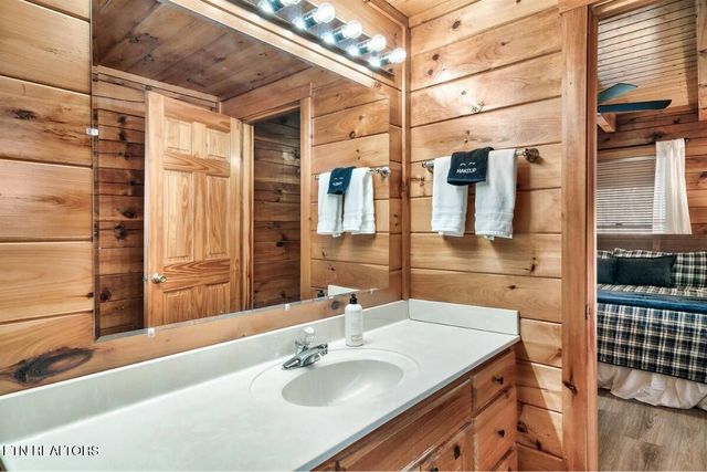 4255 New Pioneer Tr, Pigeon Forge, TN 37863