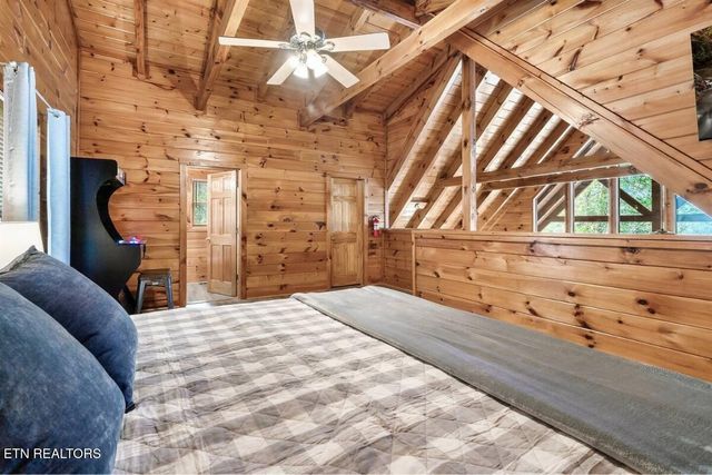 4255 New Pioneer Tr, Pigeon Forge, TN 37863