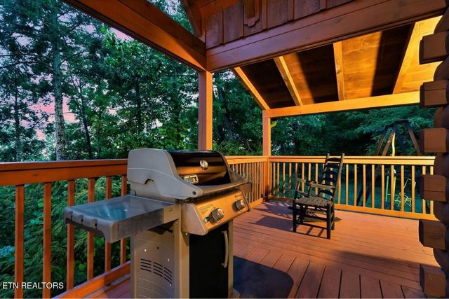 4255 New Pioneer Tr, Pigeon Forge, TN 37863