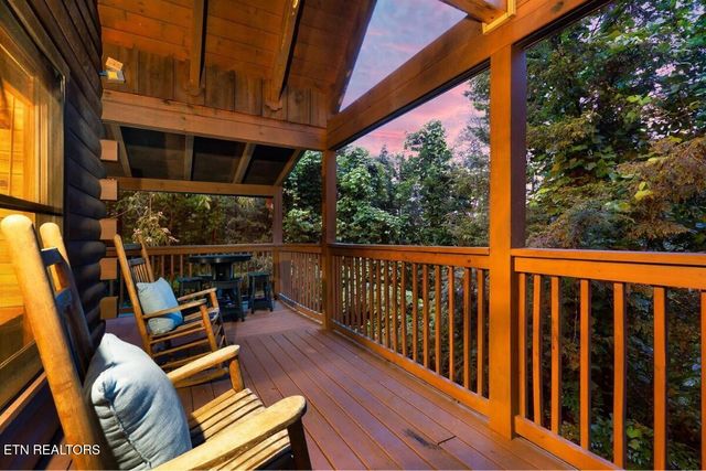 4255 New Pioneer Tr, Pigeon Forge, TN 37863