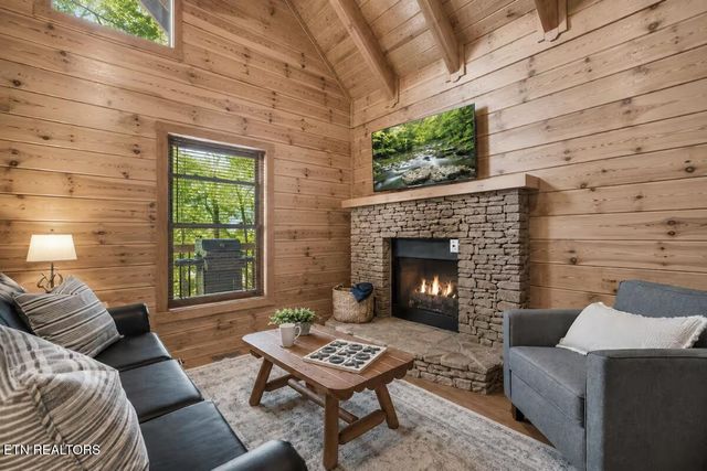 4255 New Pioneer Tr, Pigeon Forge, TN 37863
