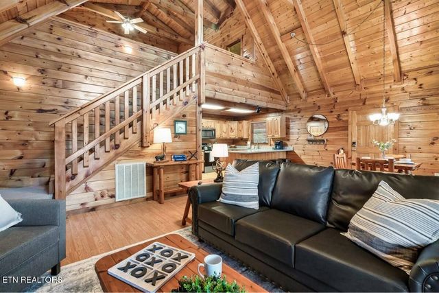 4255 New Pioneer Tr, Pigeon Forge, TN 37863