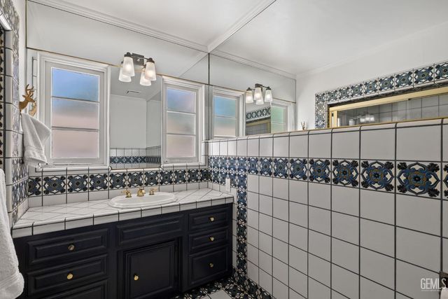 2716 21st Street, Bakersfield, CA 93301