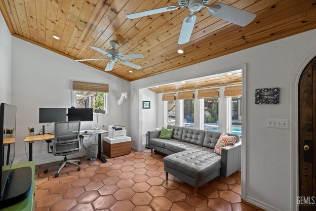 2716 21st Street, Bakersfield, CA 93301