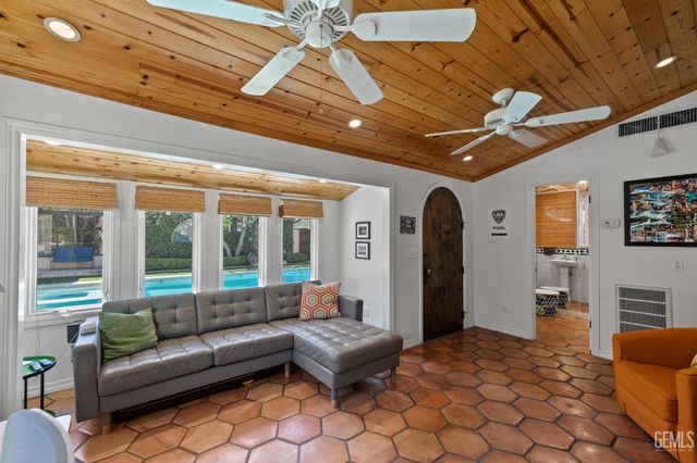 2716 21st Street, Bakersfield, CA 93301