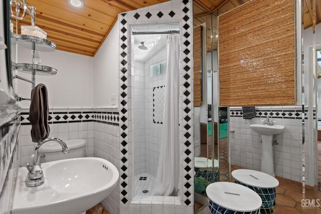 2716 21st Street, Bakersfield, CA 93301