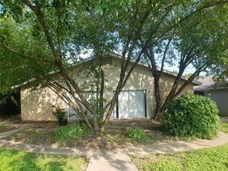 6715 Sandshof DR A, Austin, TX 78724