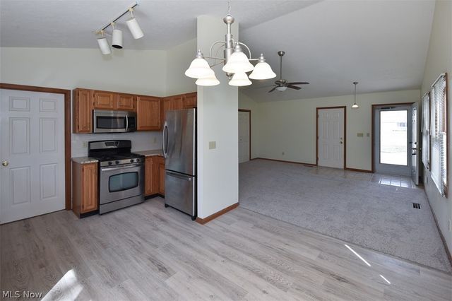 2121 Oakwood Court, Avon, OH 44011