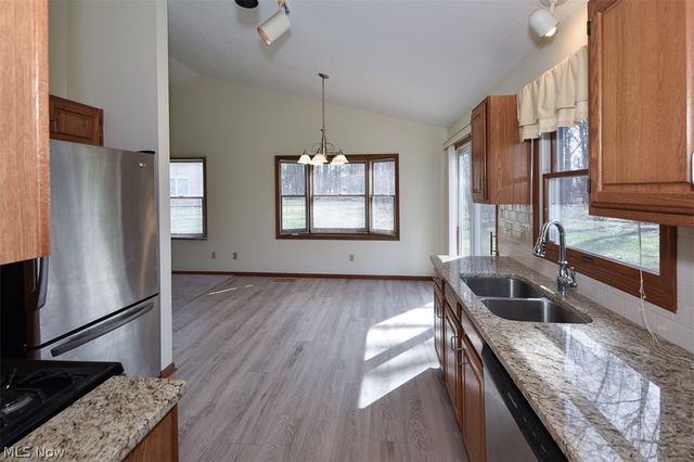 2121 Oakwood Court, Avon, OH 44011