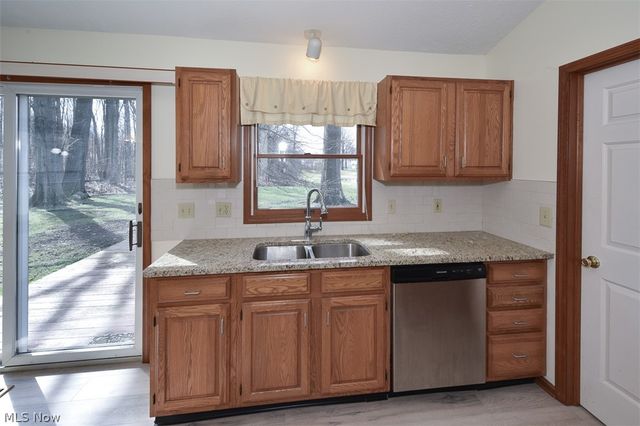 2121 Oakwood Court, Avon, OH 44011