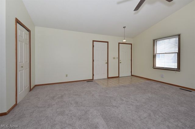 2121 Oakwood Court, Avon, OH 44011