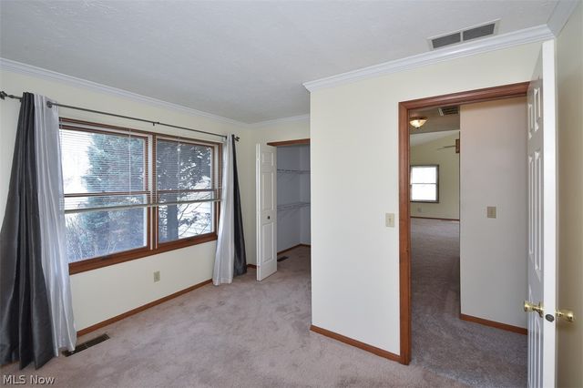 2121 Oakwood Court, Avon, OH 44011