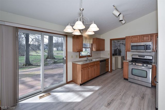 2121 Oakwood Court, Avon, OH 44011