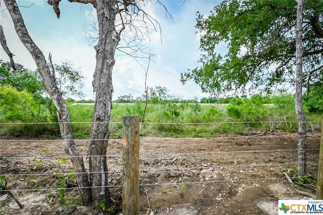 000 County Road 447, Waelder, TX 78959