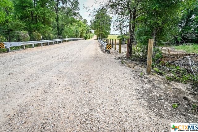 000 County Road 447, Waelder, TX 78959