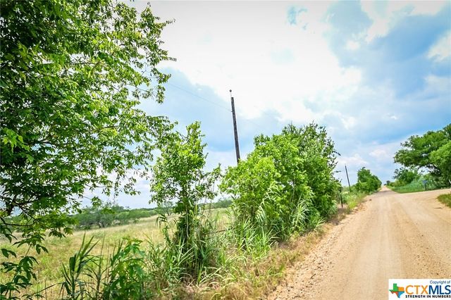 000 County Road 447, Waelder, TX 78959
