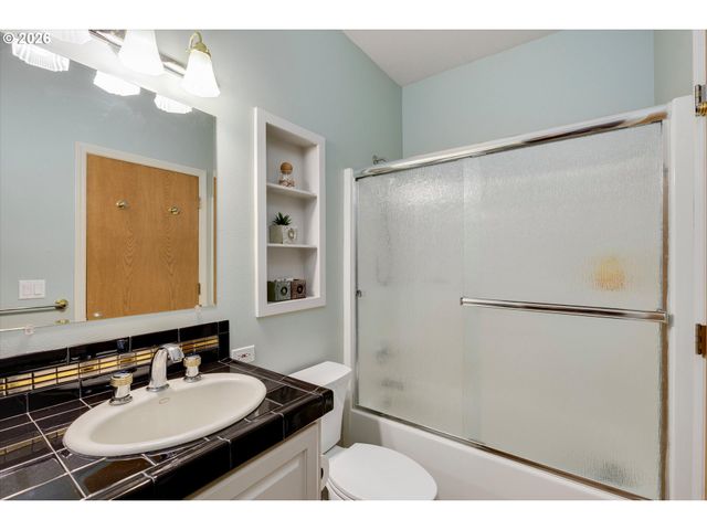 17525 S HOLLY Ln, Oregon City, OR 97045