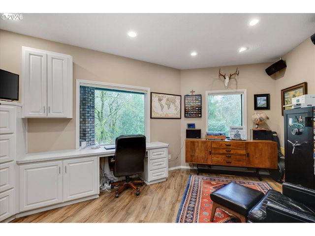 17525 S HOLLY Ln, Oregon City, OR 97045