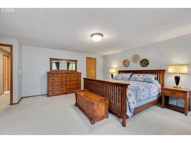 17525 S HOLLY Ln, Oregon City, OR 97045