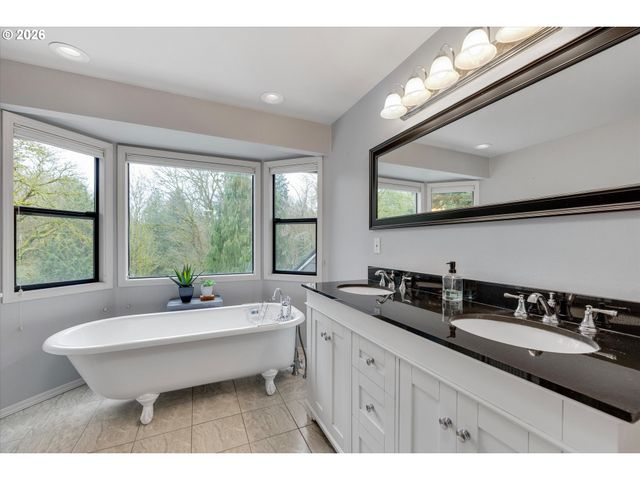 17525 S HOLLY Ln, Oregon City, OR 97045