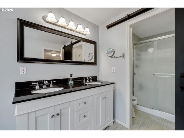 17525 S HOLLY Ln, Oregon City, OR 97045