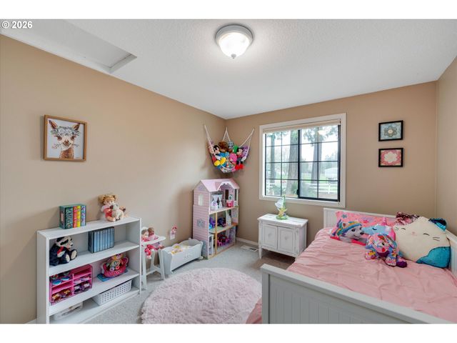 17525 S HOLLY Ln, Oregon City, OR 97045