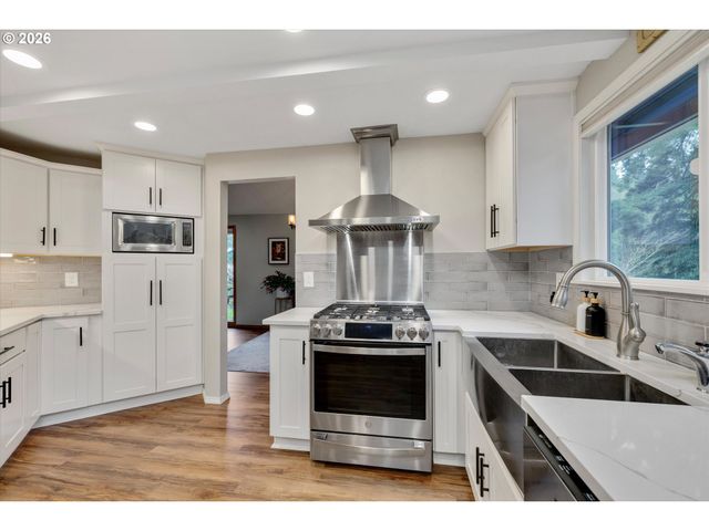 17525 S HOLLY Ln, Oregon City, OR 97045