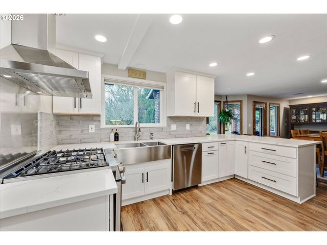 17525 S HOLLY Ln, Oregon City, OR 97045